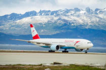 B777 der Austrian Airline am A... der Welt in Ushuaia